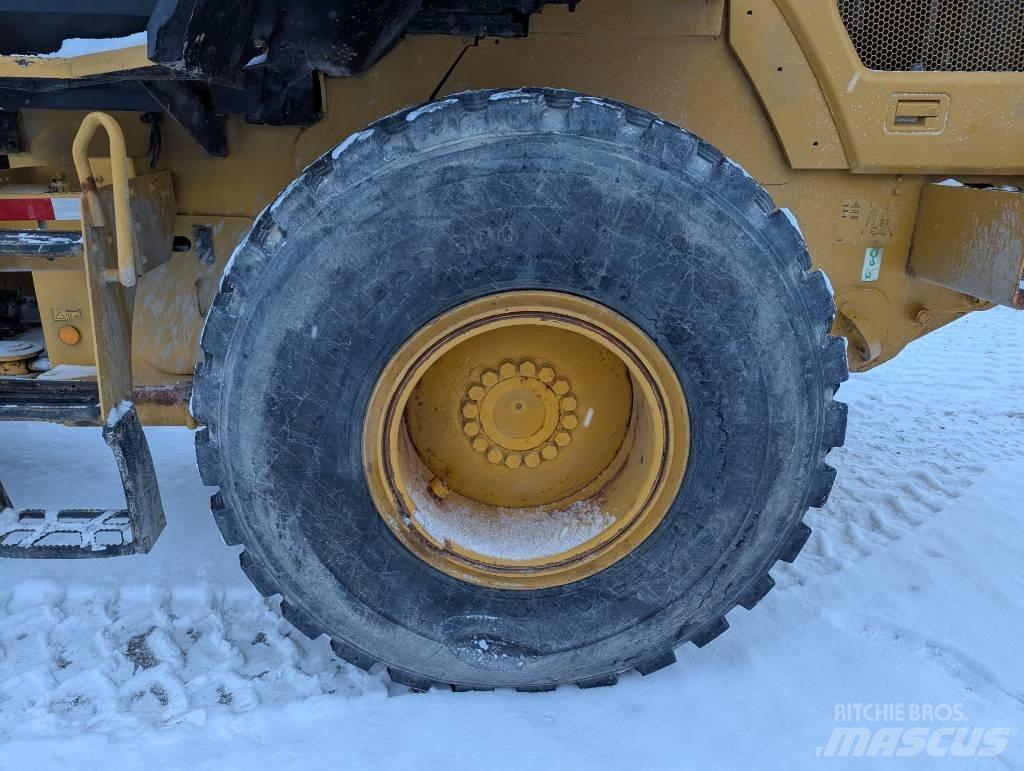 CAT 930 K Pale gommate