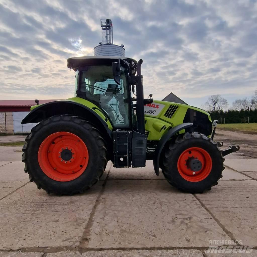 CLAAS Axion 850 Trattori