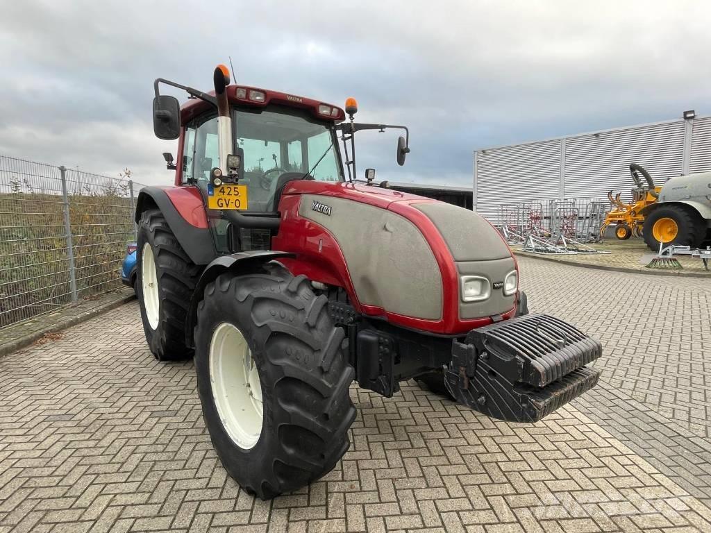 Valtra T120 tractor Trattori