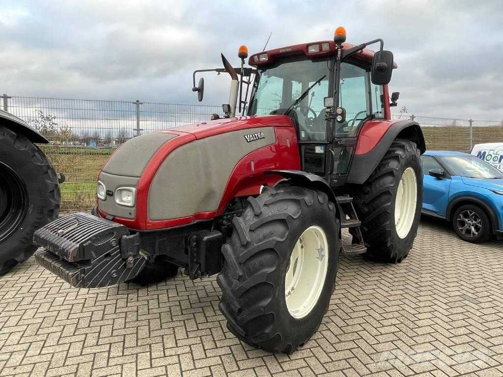 Valtra T120 tractor Trattori