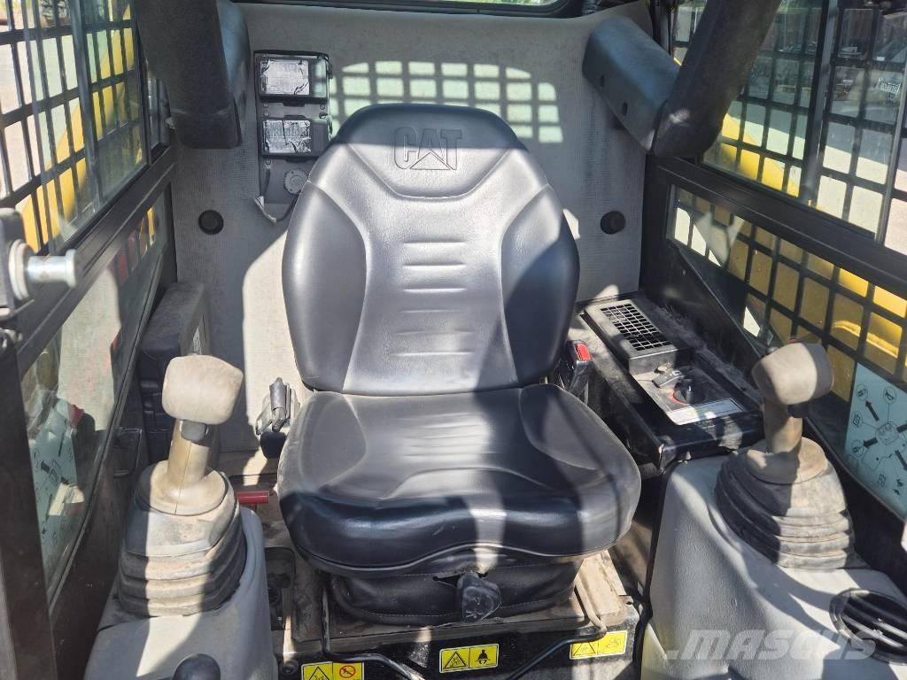 CAT 216B Mini Pale Gommate