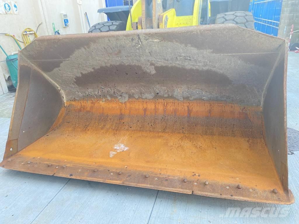 CASE 821G Pale gommate