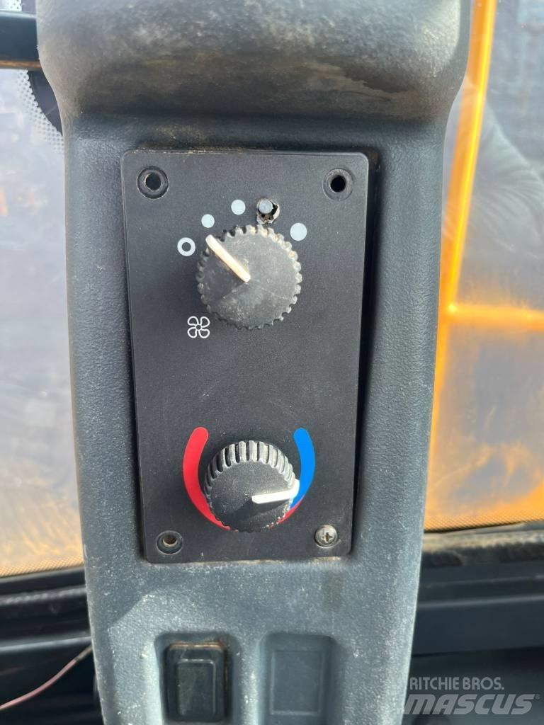 John Deere 824 K Pale gommate