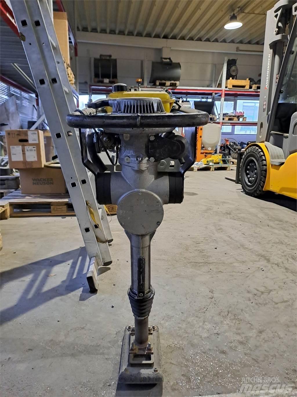 Wacker Neuson BS30 Vibrocostipatore verticale