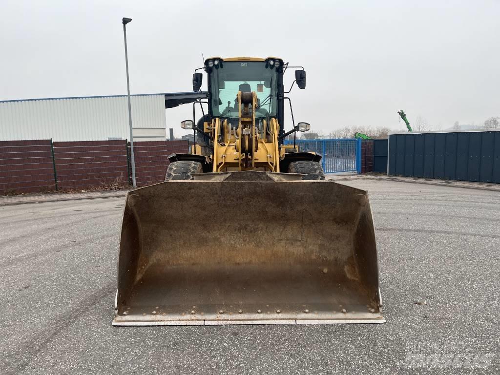 CAT 930M Pale gommate