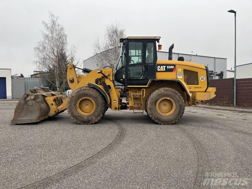 CAT 930M Pale gommate