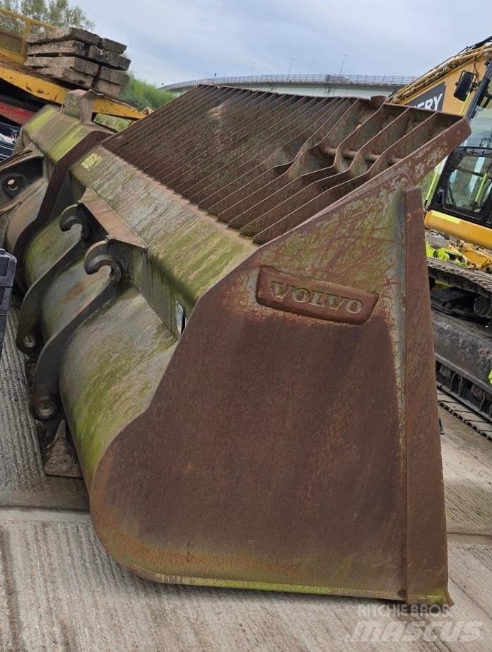 Volvo L 220 H Pale gommate