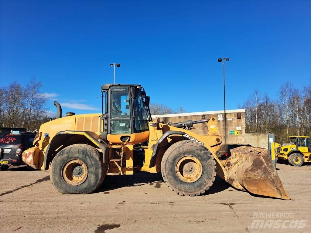 CASE 821 F Pale gommate
