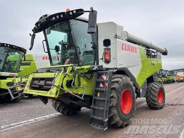 CLAAS TRION 750 Mietitrebbiatrici