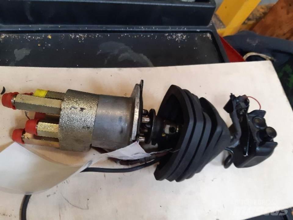 CAT 320B Cabine e interni