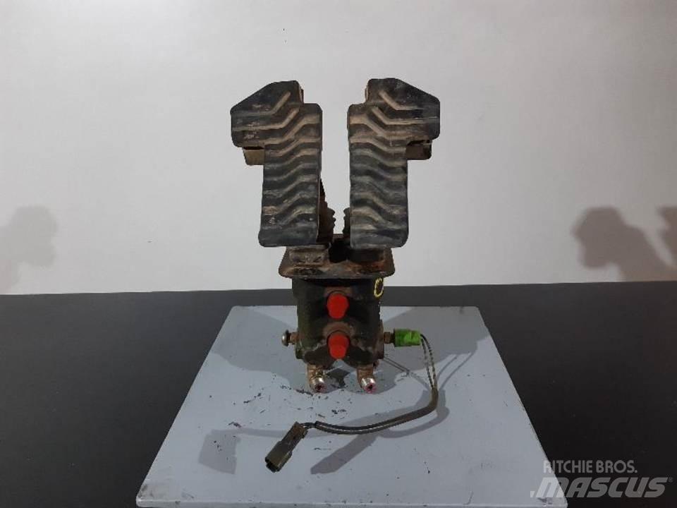 CAT 330C Cabine e interni