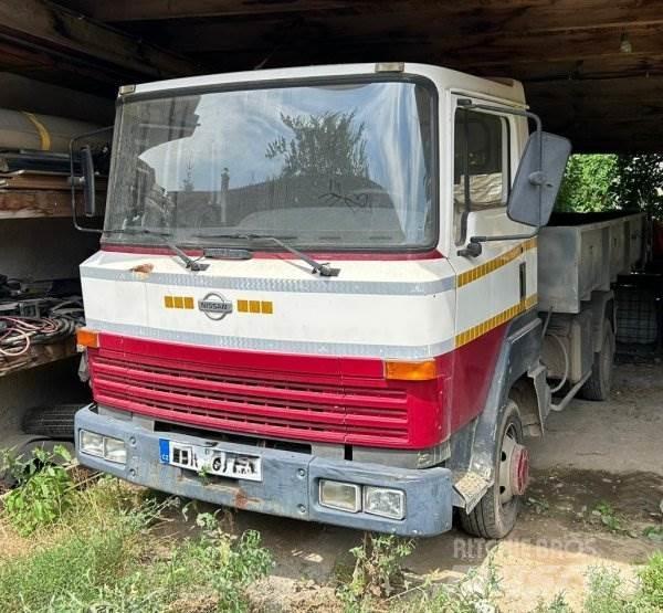 Nissan L351 Camion con gancio di sollevamento