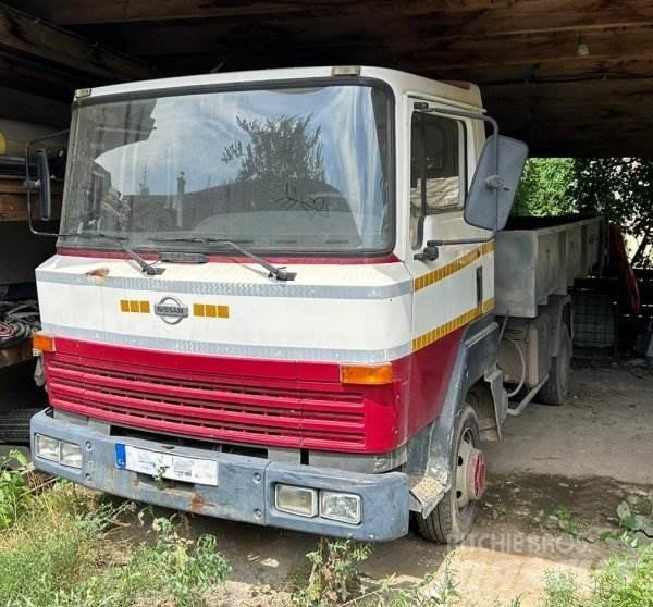 Nissan L351 Camion con gancio di sollevamento