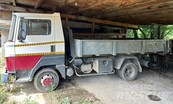 Nissan L351 Camion con gancio di sollevamento