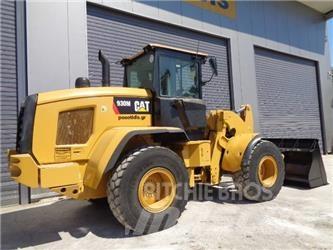 CAT 930M Pale gommate