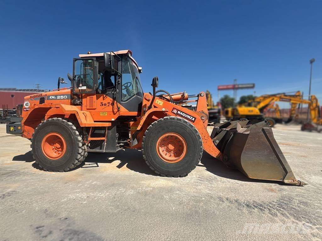 Doosan DL 250-3 Pale gommate