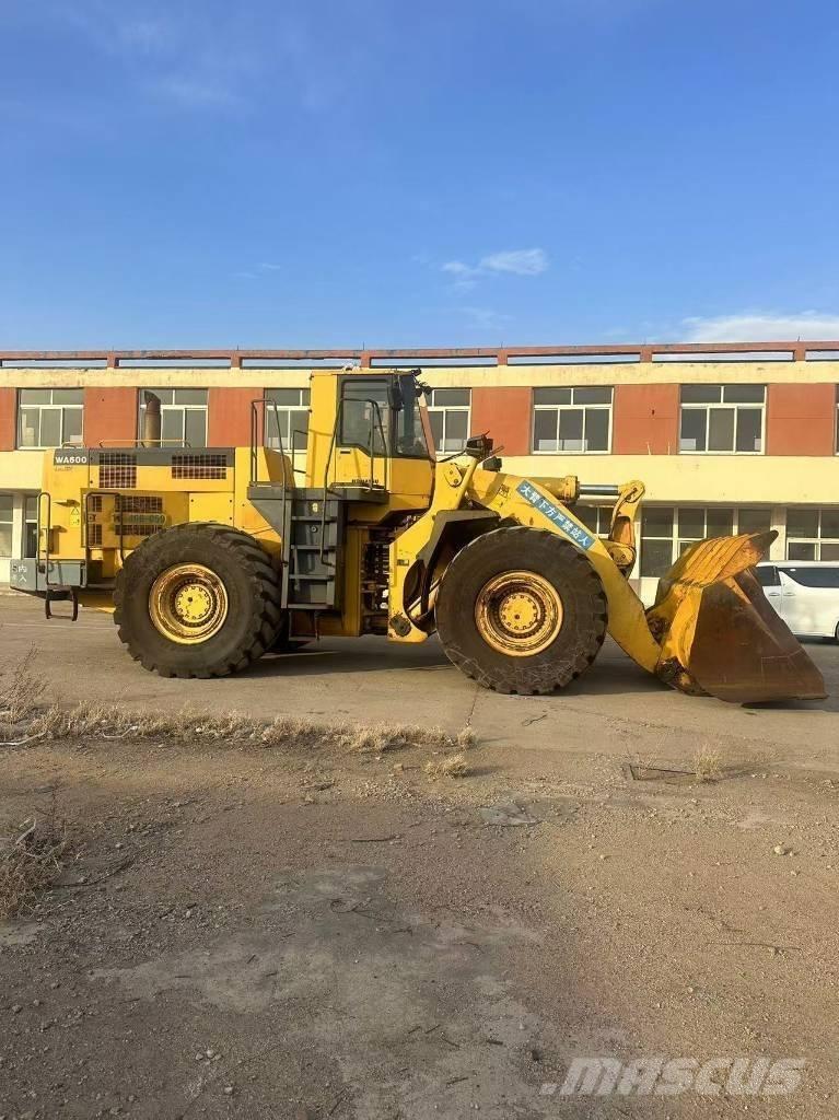 Komatsu WA 600-6 Pale gommate