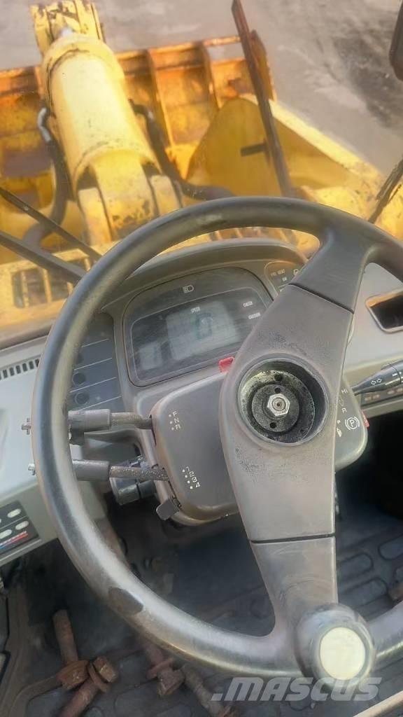 Komatsu WA 600-6 Pale gommate