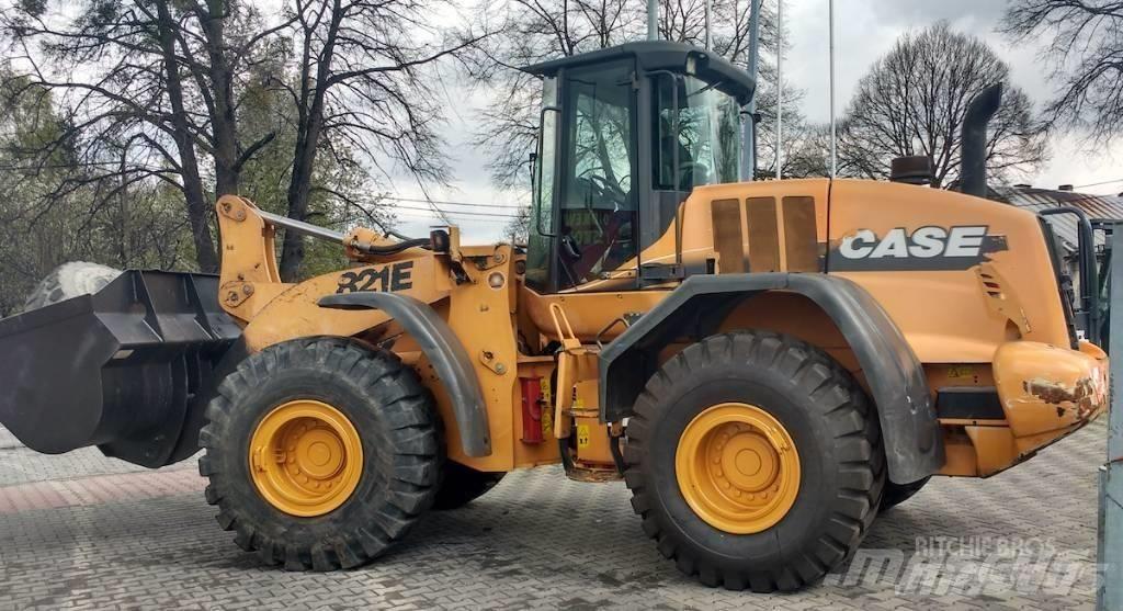 CASE 821 E Pale gommate