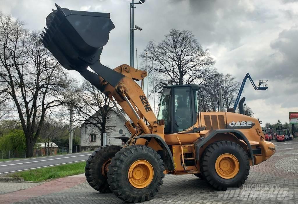 CASE 821 E Pale gommate