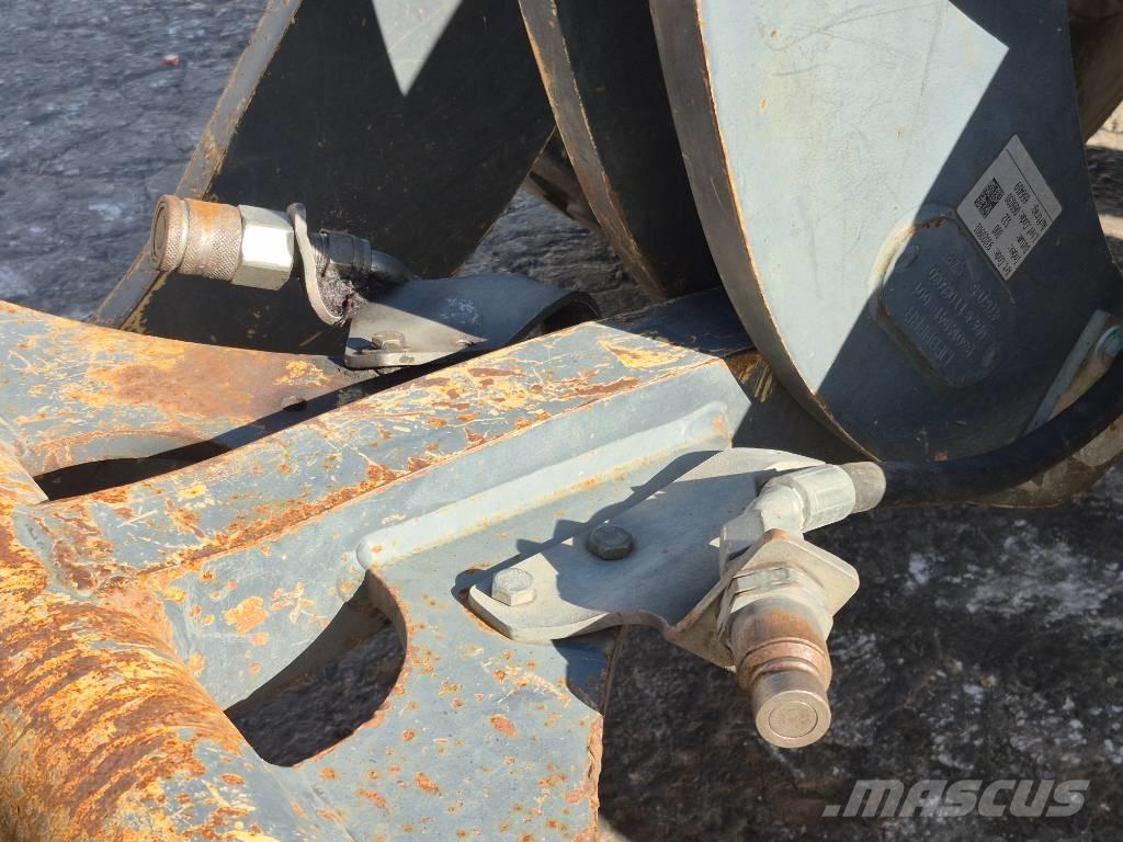 John Deere 204 K Pale gommate