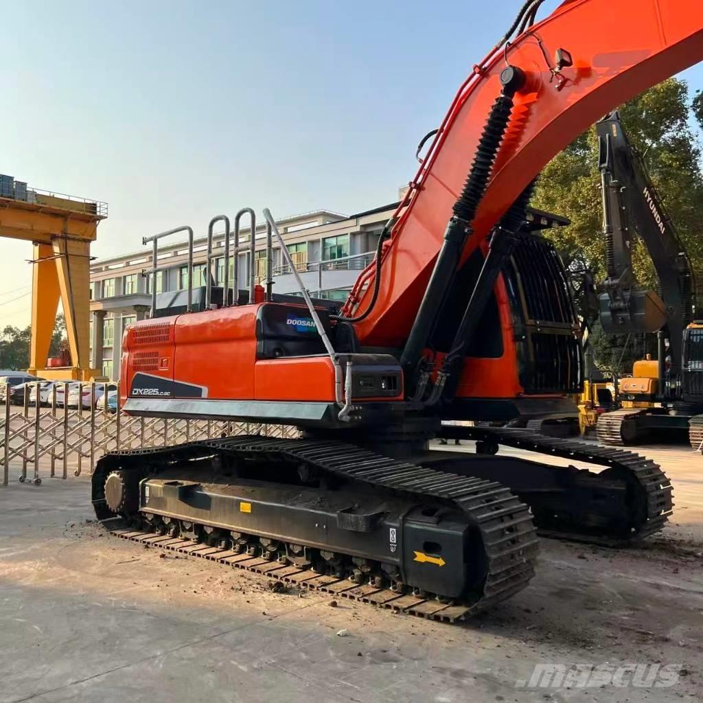 Doosan DX225LC-9C Escavatori cingolati