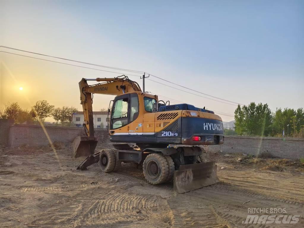 Hyundai R210W-9 Escavatori gommati