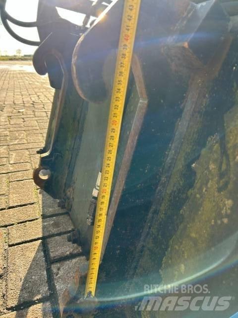 JCB Pelikan bak Benne