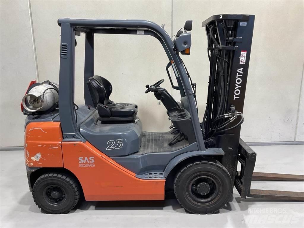 Toyota 8FGF25 Carrelli elevatori GPL