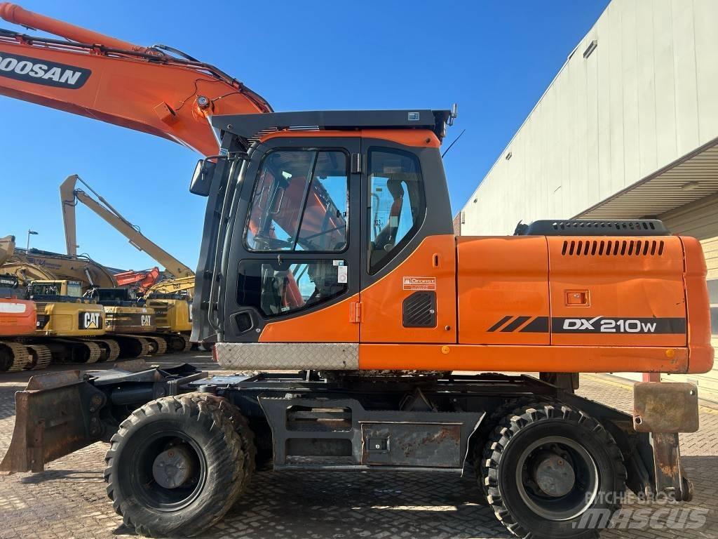 Doosan DX 210 W Escavatori gommati