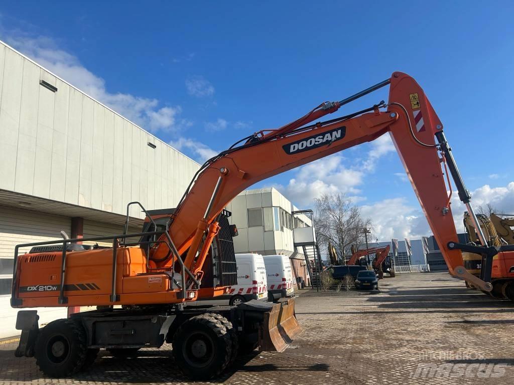 Doosan DX 210 W Escavatori gommati
