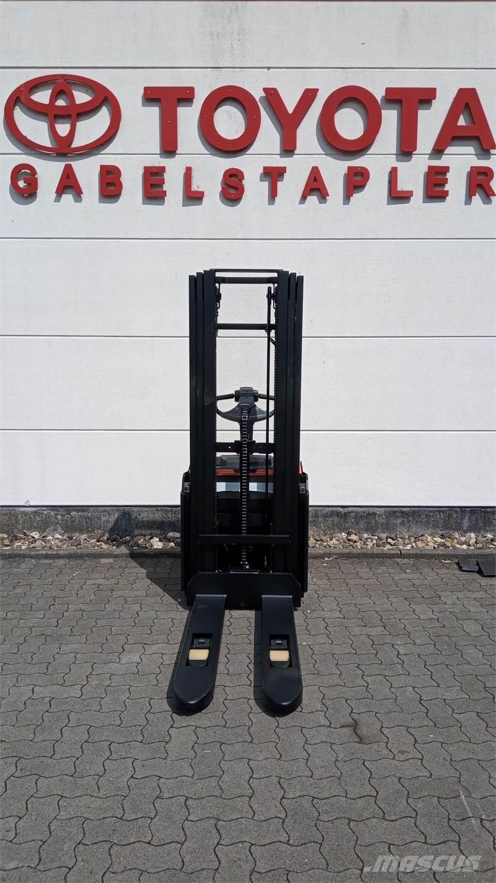 Toyota SWE140L Transpallet uomo a terra