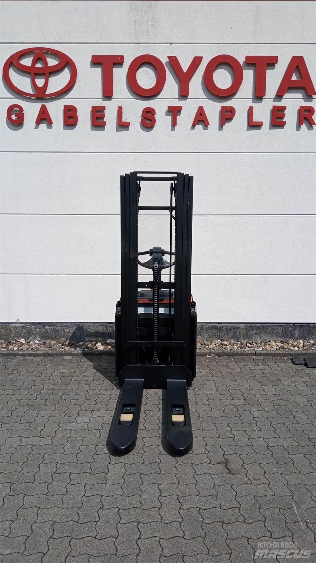 Toyota SWE140L Transpallet uomo a terra