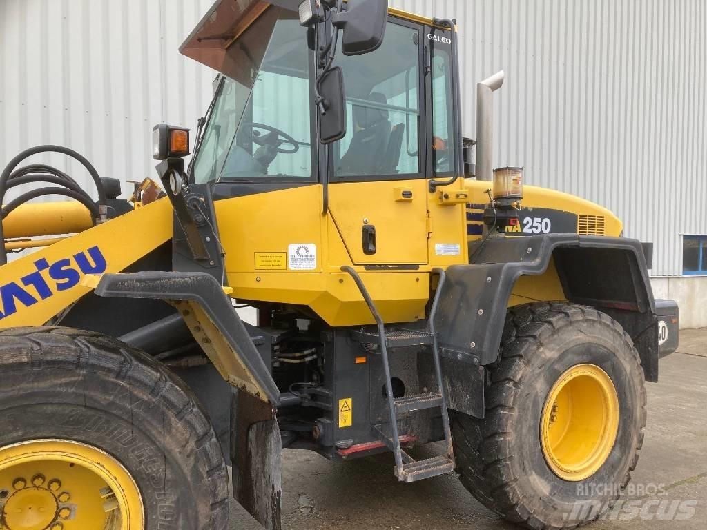 Komatsu WA 250 Pale gommate