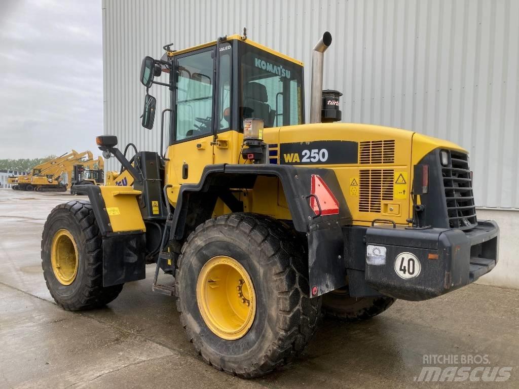 Komatsu WA 250 Pale gommate
