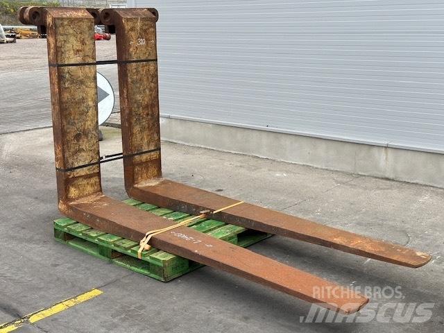 CAT 25-30 ton /988 Forche