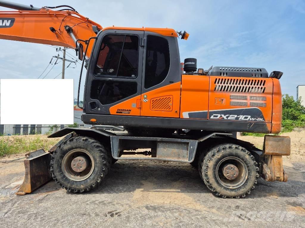 Doosan DX 210 W Escavatori gommati