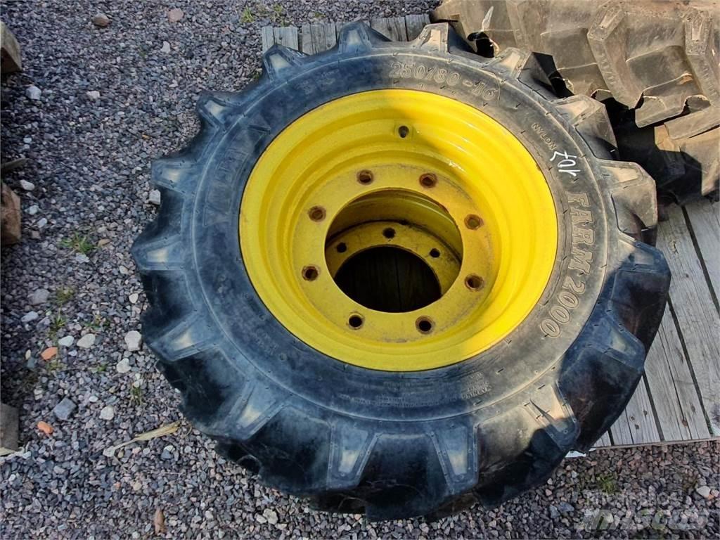 BKT 250/80-16 x2 Pneumatici, ruote e cerchioni