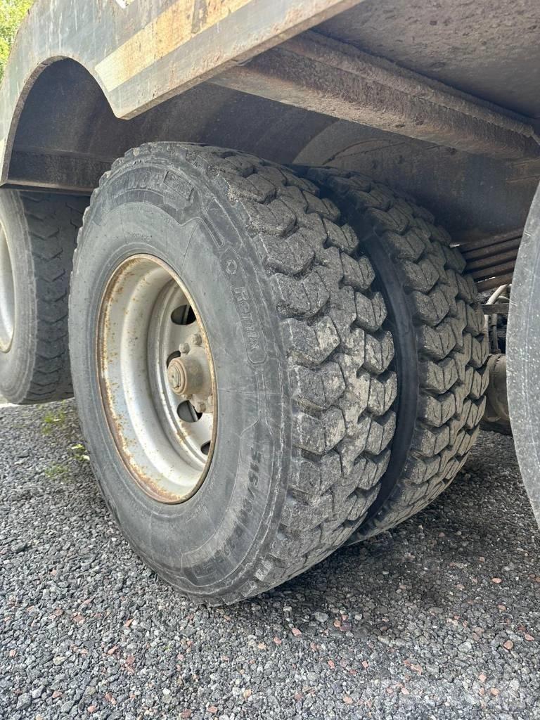 Sisu E11 Camion per il trasporto di macchine forestali