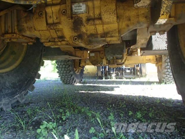 DEERE 410J Terne