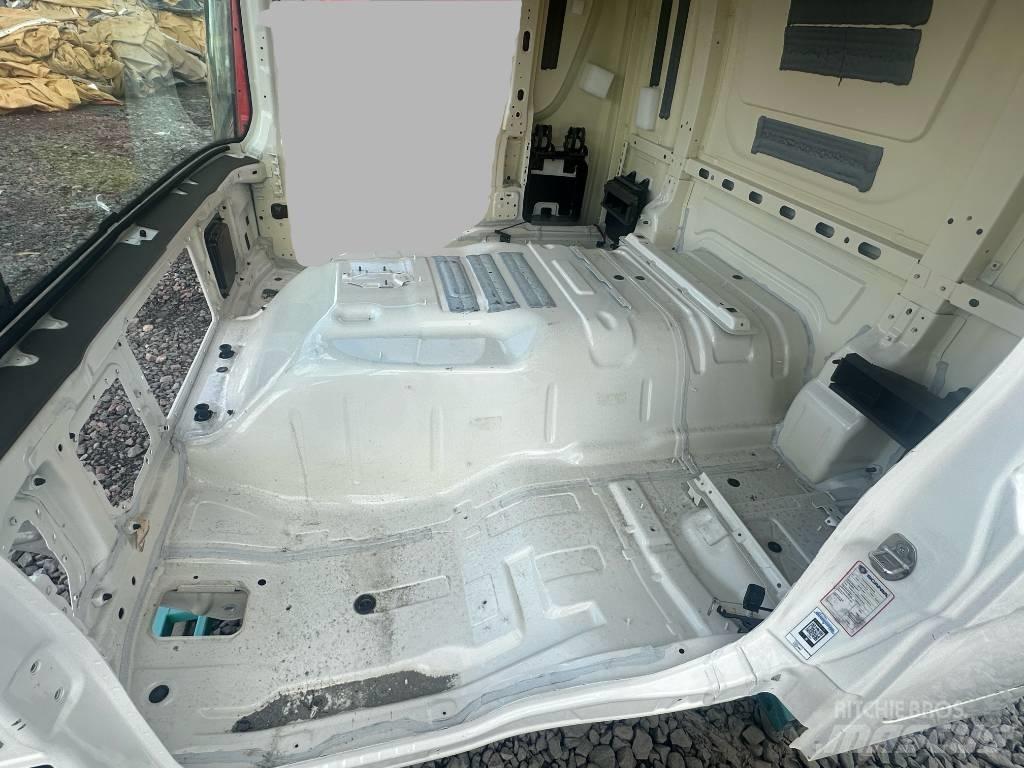 Scania P 370 Cabine e interni