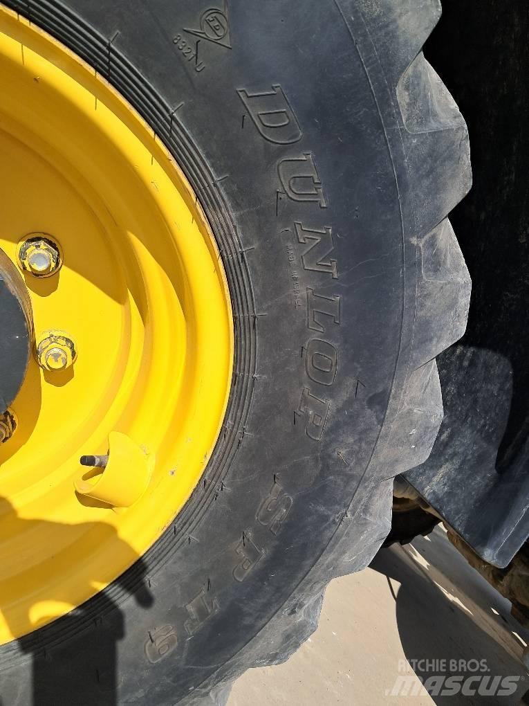Komatsu WA100M-8 Pale gommate