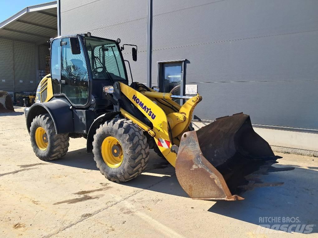 Komatsu WA100M-8 Pale gommate