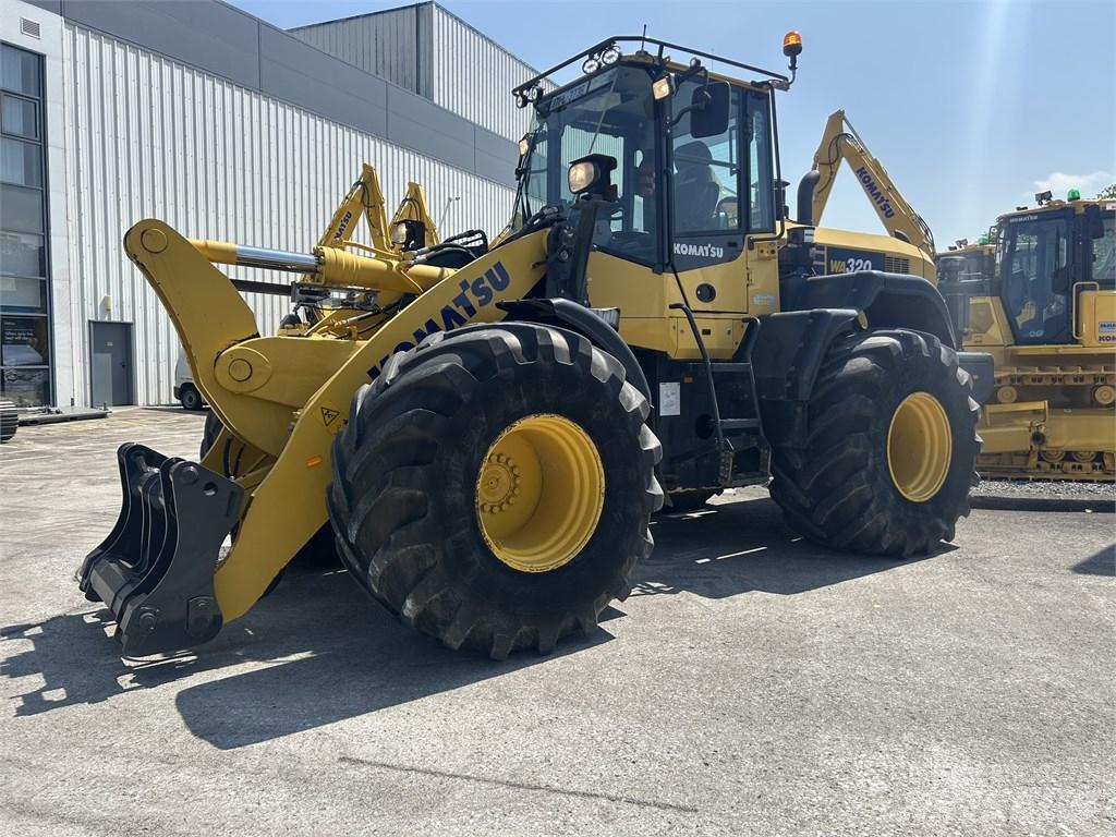 Komatsu WA320-7 Pale gommate
