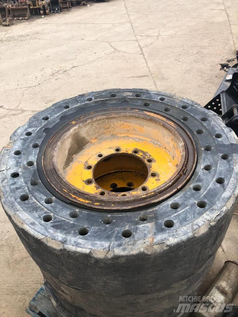  Solid Pneumatici, ruote e cerchioni