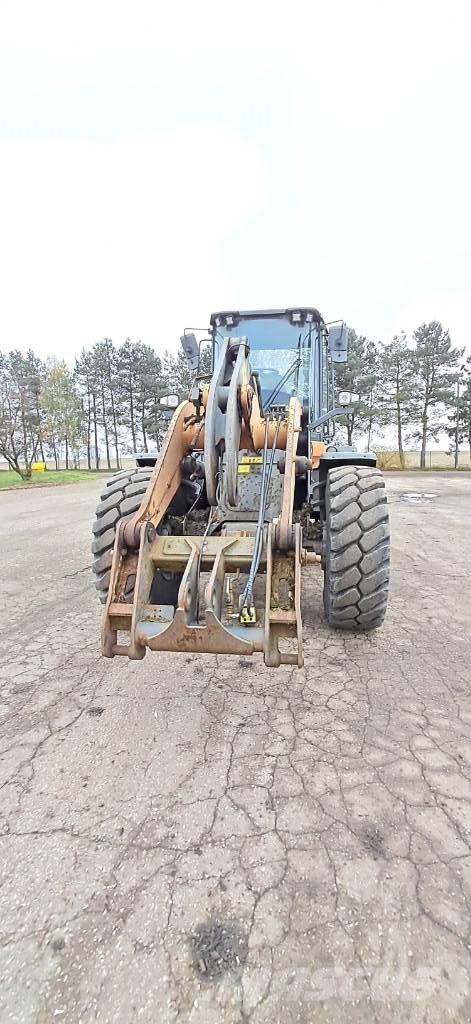 CASE 721 G Pale gommate