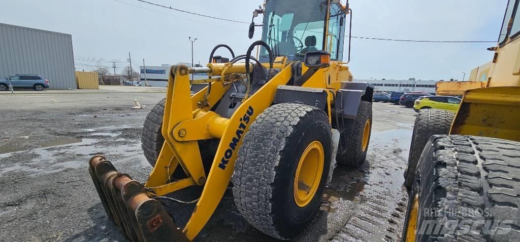 Komatsu WA 200 Pale gommate