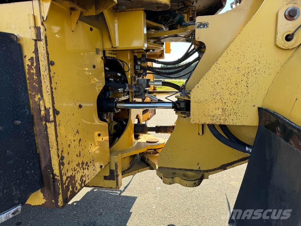 CAT 972M Pale gommate