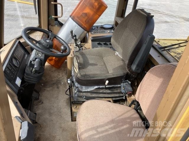 CAT 924 F Pale gommate