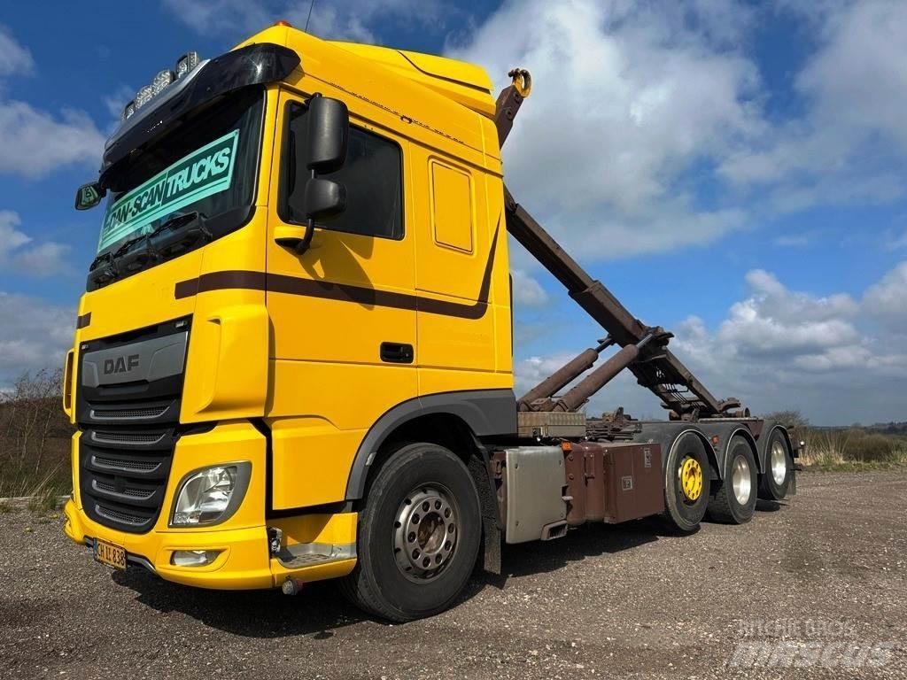 DAF XF 530 8x2-*4 Camion con gancio di sollevamento
